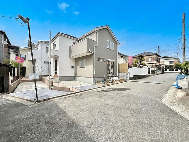 ~Exterior~ 前面道路は閑静な住宅地をはしる車通りの少ない道路。駐車の出し入れもらくらくです!ご不明点・現地見学のご希望は、お気軽にお問い合わせください!