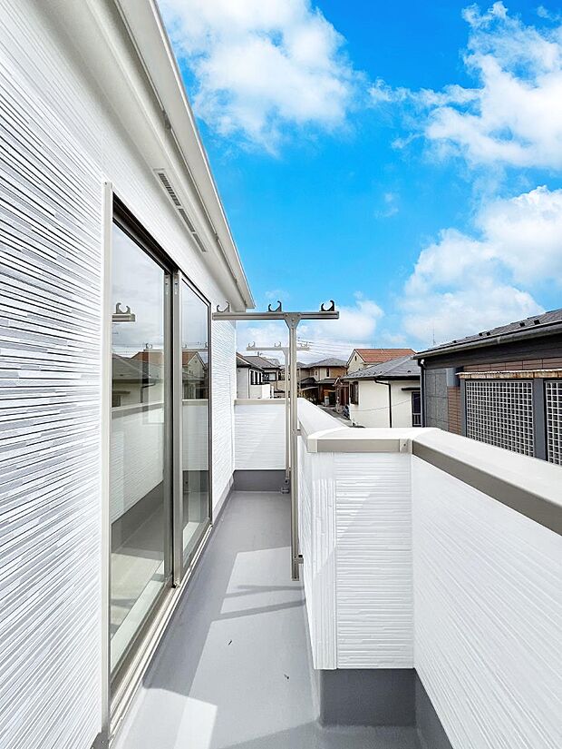 ◆2号棟◆~Balcony~ バルコニーは温かい陽がさしこみ、お布団や洗濯物を気持ちよく干すことができます。使いやすく開放的なバルコニーです♪陽ざしがたっぷり降り注ぐ、バルコニー付き住まい。
