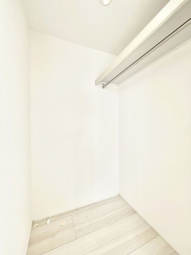 ◆2号棟◆~Walk-in Closet~ たくさんの洋服をかけてもシワになりにくいウォークインクローゼット。洋服以外にも、普段使わない家電やスーツケース、ストック品など何でも片付く嬉しい空間です。