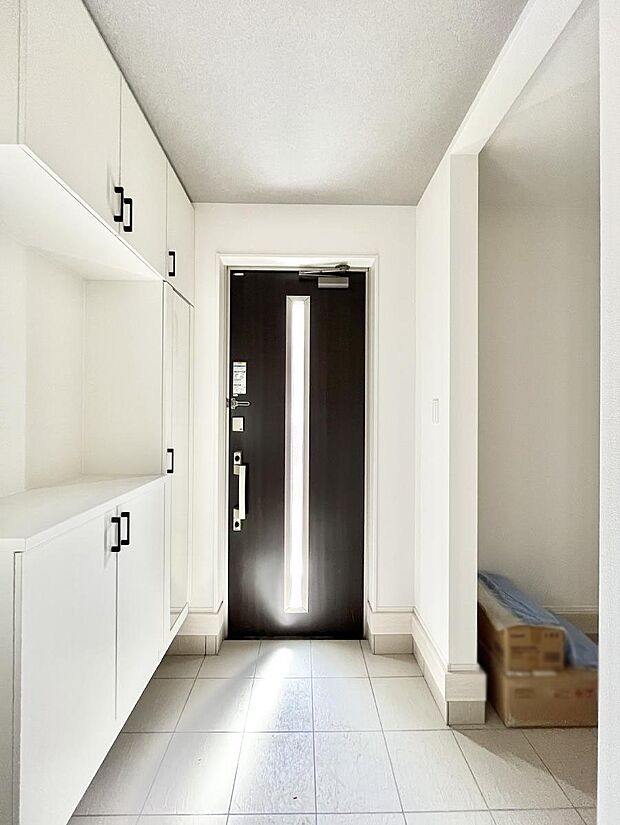 ◆1号棟◆~Entrance~ 家の中でお客様を迎える最初の場所である玄関は、家の印象そのものです!豊富な玄関収納で、常に綺麗に保つことが出来ます♪玄関にはたっぷり収納の下駄箱を完備!