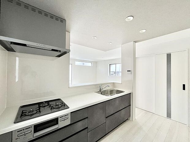 ◆1号棟◆~Kitchen~ 「さぁ今日は何を作ろう」こんなキッチンなら思いっきり料理ができちゃいます。キッチンからはリビングが一望できます。家族がつながるお家がここにございます。