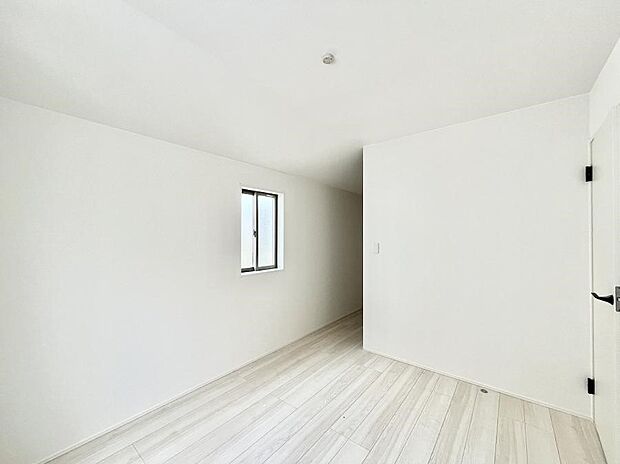 ◆1号棟◆~Bed Room~ 全居室には収納クローゼットを完備!普段使いのお洋服や小物はもちろん、季節物のお洋服などもしっかりと整理整頓おしまい頂けます。 居室空間を広く使用できますね。