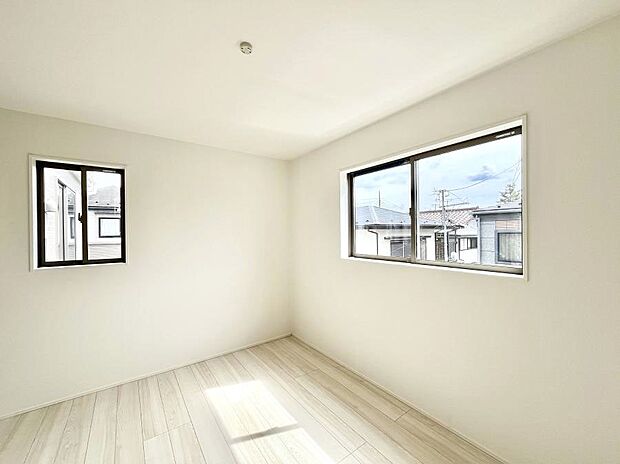 2面採光で気持ちよく自然光が取り入れられるのでお子様のお部屋にもピッタリ