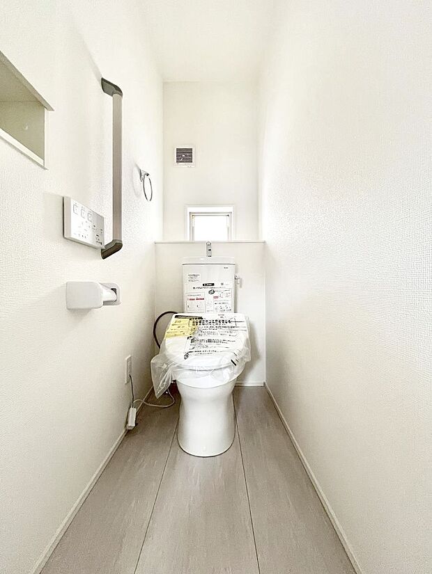 ◆1号棟◆~Toilet~ 清潔感のある水回り♪トイレはウォシュレット付きです◎トイレは毎日使わざるを得ないもの。いつも清潔を保ちたいですね。トイレが2ヶ所あるので朝の混雑時に便利です!