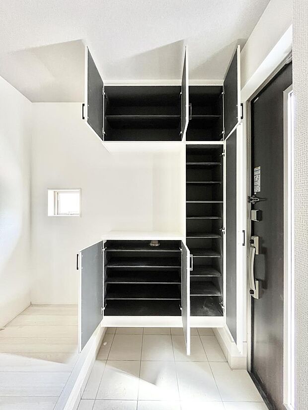 たっぷり収納できるシューズボックスで家族全員の靴も、玄関すっきり。  