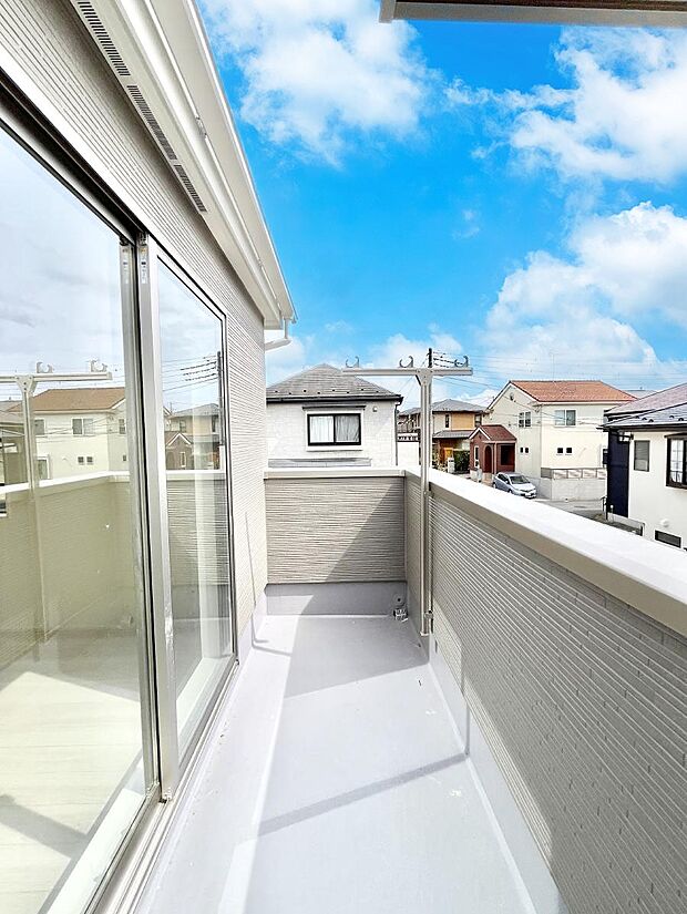 ◆1号棟◆~Balcony~ 南向きのバルコニーの前には雲以外に太陽を遮るものがありません。お洗濯物も乾きやすく、何より明るく気持ちのいい光が入ってきます。使いやすく開放的なバルコニーです♪