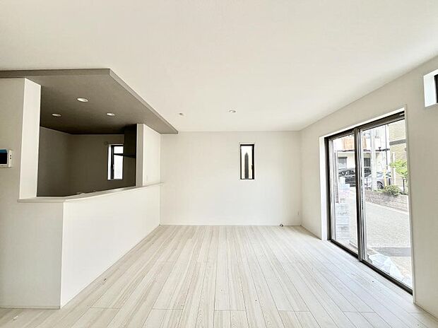 ◆1号棟◆~Living~ 豊かな陽光がこの場所を照らしだす。光溢れるこの空間はみんなの笑顔が集う場所、時を忘れ、つきることのないたわいもない会話を楽しむ時間、たくさんの思いが綴られる場所。
