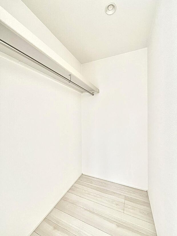 ◆1号棟◆~Walk-in Closet~ たくさんの洋服をかけてもシワになりにくいウォークインクローゼット。洋服以外にも、普段使わない家電やスーツケース、ストック品など何でも片付く嬉しい空間です。