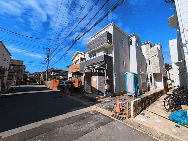 ~Exterior~ 前面道路:南西 6.01m 公道、北東 3.24m 私道 住宅地になっているので車量も少なく、静かな立地です。子育て環境も良好です♪♪周辺環境もあわせてご案内させて頂きます。