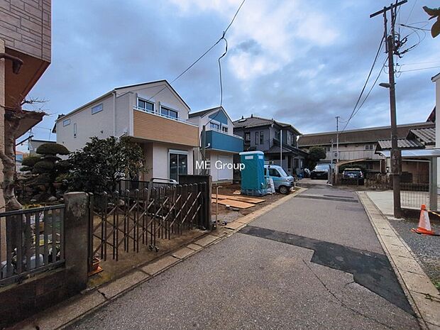 ~Exterior~ 前面道路:西 4m 私道 前面道路は閑静な住宅地をはしる車通りの少ない道路。駐車の出し入れもらくらくです!ご不明点・現地見学のご希望は、お気軽にお問い合わせください!