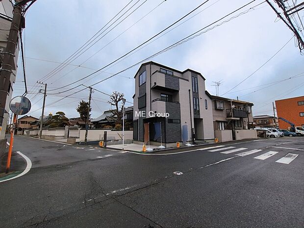 ~Exterior~ 前面道路:南東8.18m公道、南西6.36m公道、北西5.48m公道 お家のグレードだけでなく、街並みや周辺環境も大変重要なポイントになります。