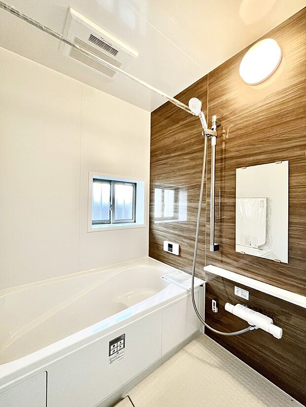 ◆A号棟◆~Bath Room~ 足を伸ばして入浴することが可能!一日の疲れを癒す貴重なバスタイムです。お子様とご一緒でも十分な広さなので、リビングとは違った家族団欒のひと時をお楽しみいただけます。