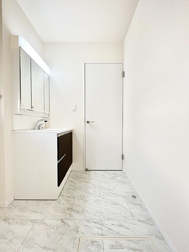 ◆A号棟◆~Dressing Room~ 明るく清潔感溢れるパウダールーム。毎日使う場所だからこそ、快適な空間となっております。シャンプードレッサーを採用しておりますので、朝シャンも手軽に出来ます。