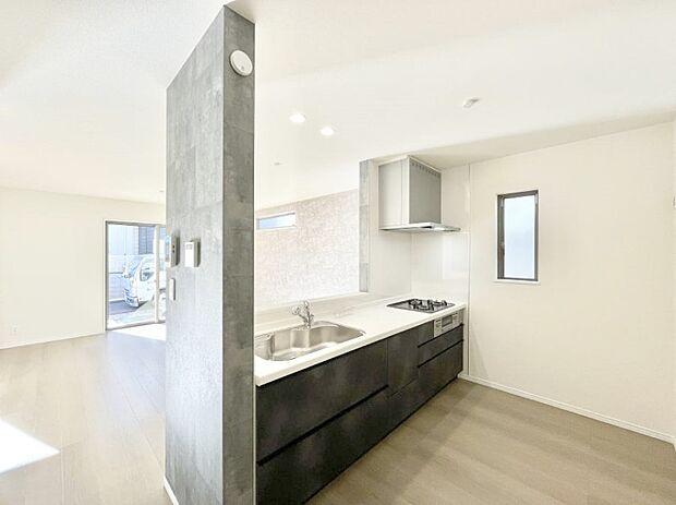 爽やかな風が通り抜けるキッチン。窓があるので明るく換気にも役立ちます。