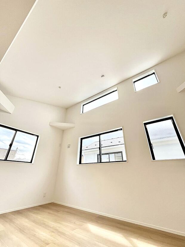 明るい日差しが差し込む吹き抜け設計