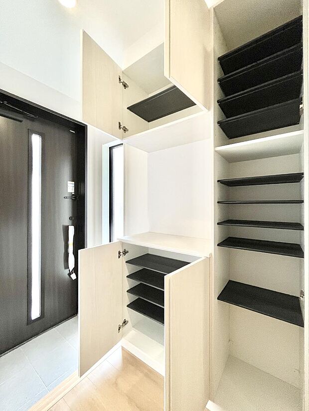 たっぷり収納できるシューズボックスで家族全員の靴も、玄関すっきり。