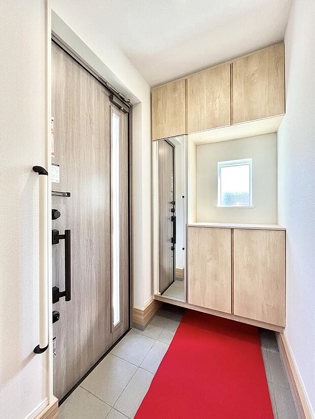 ~Entrance~ 下駄箱ミラー付なので、お出かけ前の身だしなみチェックに◎♪玄関はお客様をお出迎えする一番最初の場所、帰ってくる時に入る最初の場所。そんな場所だからこそ、より良い空間に…♪