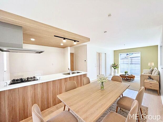 ~Living~ 家族の会話や笑顔が行き交うリビングです。子供が走ってる姿を見ながら、大きなソファやダイニングテーブルでゆったり食事をしたりくつろぎたい♪そんな夢が叶えられる空間です!※家具はCGです