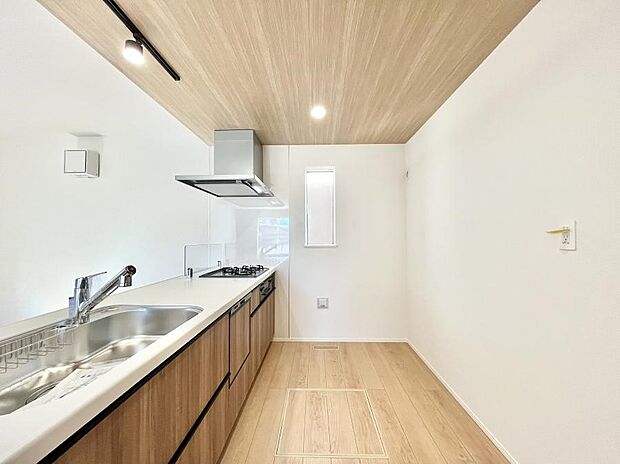 ~Kitchen~ 自然光が入る窓のあるキッチン☆毎日使う場所だからこそ、使い勝手を考慮しました。ゆったりとしたキッチンコーナーは質感豊かな仕上がりとなっております。