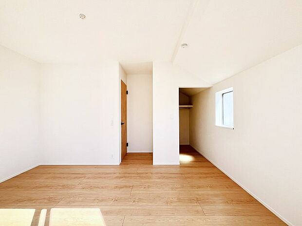 ~Bed Room~ 全居室には収納クローゼットを完備!普段使いのお洋服や小物はもちろん、季節物のお洋服などもしっかりと整理整頓おしまい頂けます。 居室空間を広く使用できますね。