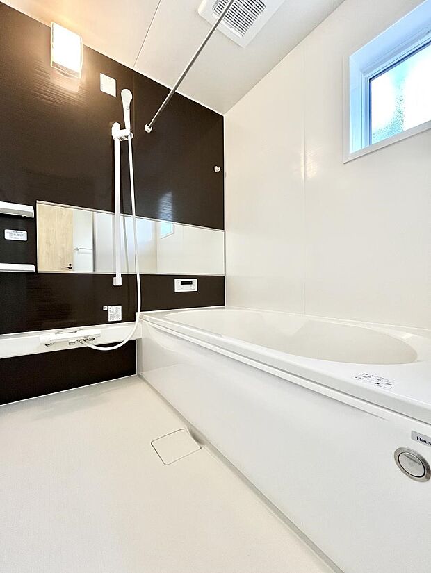 ~Bath Room~ 落ち着いた雰囲気の浴室で明日に向けてリフレッシュ。浴室乾燥機能も付いているので隣の洗濯機置き場で洗い上がった洗濯物を、雨の日も天気を気にせず乾燥させることも可能です。