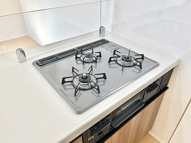 ガスコンロはSiセンサー搭載。火力調節や焦げ付き・消し忘れも防いでくれます。