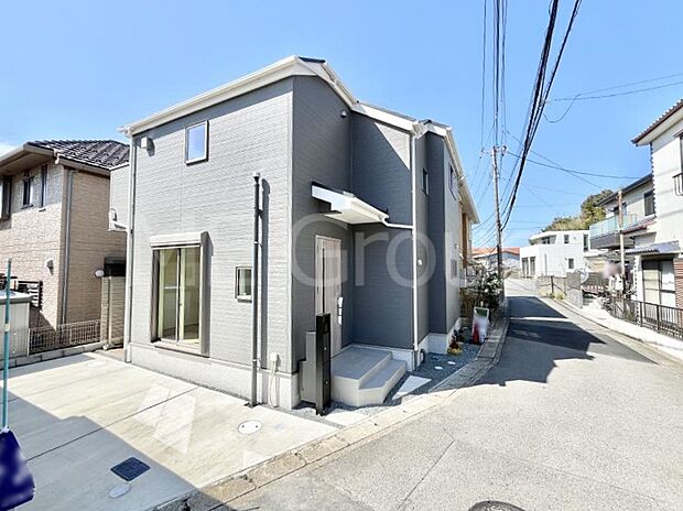 ~Exterior~ 前面道路は閑静な住宅地をはしる車通りの少ない道路。駐車の出し入れもらくらくです!ご不明点・現地見学のご希望は、お気軽にお問い合わせください!