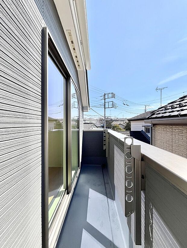 ~Balcony~ 南向きのバルコニーの前には雲以外に太陽を遮るものがありません。お洗濯物も乾きやすく、何より明るく気持ちのいい光が入ってきます。使いやすく開放的なバルコニーです♪