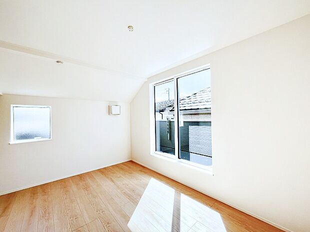 ~Bed Room~ 木の温もりがやさしいフローリングは安らぎをもたらすプライベート空間。明るめのフローリングですので、壁紙ともマッチし、お部屋を更に広く見せてくれる効果も。