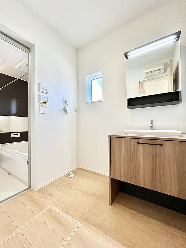 ~Dressing Room~ 暗くなりがちな洗面所も窓があると採光と換気が可能なので気持ちよくお使い頂けます。三面鏡タイプの洗面台は鏡裏収納で散らかりがちな洗面所もスッキリ♪