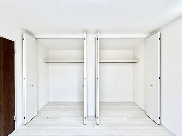 洋室のクローゼット。奥行きがあるので厚手の衣類もすっきり収まります。