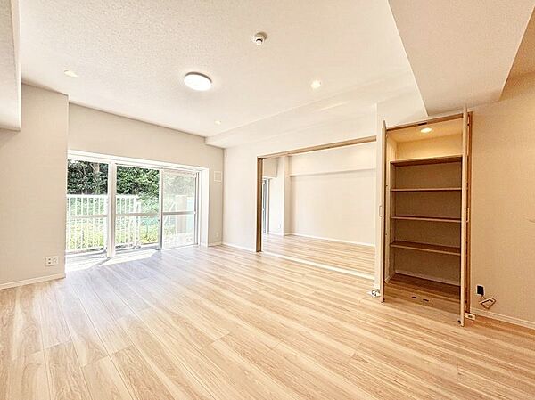 ～Living～　飽きの来ないシンプルでおしゃれなLDK。大きな窓から日差しが差し込むので室内も明るく、家族の憩いの場としてピッタリです。開放感と日当たりの良さを是非ご覧ください！