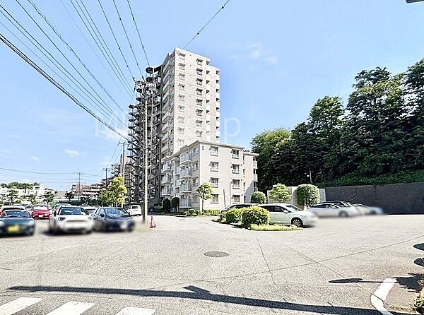 ～Exterior～　閑静な住宅地で子育て家族にピッタリ。毎日のお散歩も快適な緑に恵まれたエリアで、自然に包まれた穏やかな暮らしを実現するための、ゆとりある住環境が整っています。