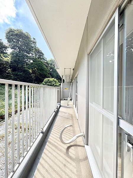 ～Balcony～  バルコニーは温かい陽がさしこみ、お布団や洗濯物を気持ちよく干すことができます。  使いやすく開放的なバルコニーです♪陽ざしがたっぷり降り注ぐ、バルコニー付き住まい。