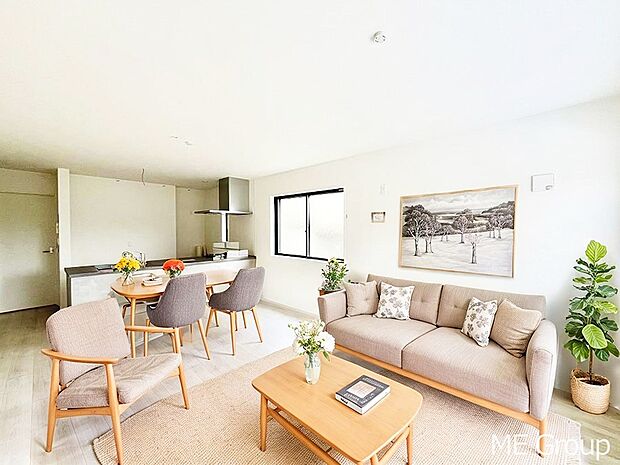 落ち着いた雰囲気のLDKは家族みんなの快適空間※家具はCGです