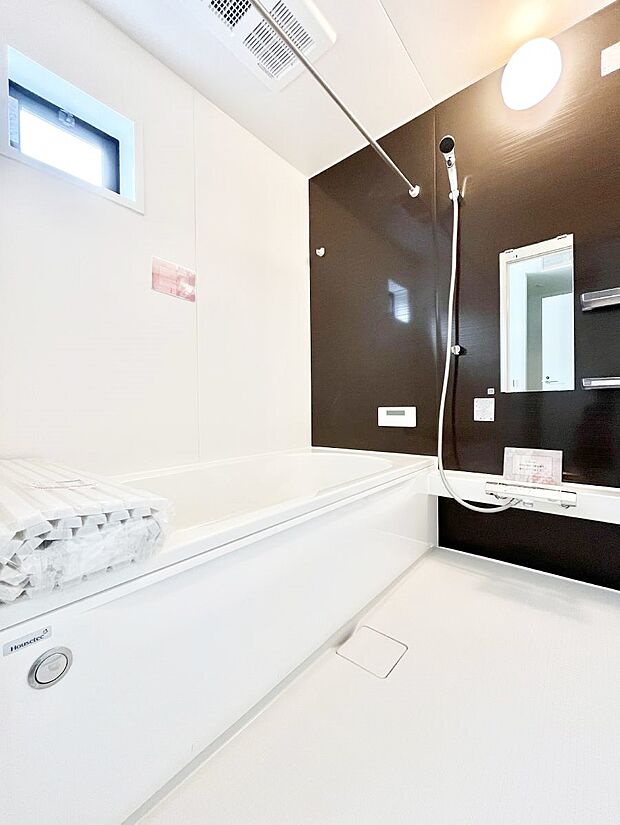 一日の疲れを癒してくれる明るい清潔感のあるバスルーム