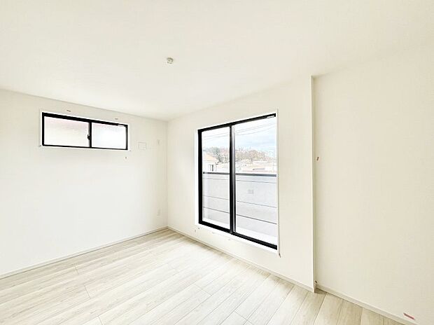 バルコニーが開放感をプラスしてくれる洋室