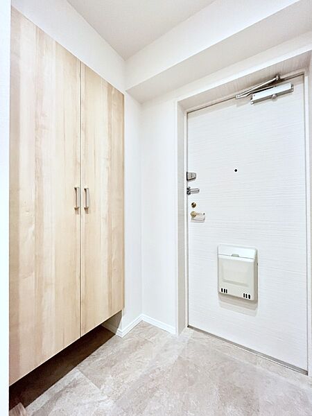 ～Entrance～　家の中でお客様を迎える最初の場所である玄関は、家の印象そのものです！豊富な玄関収納で、常に綺麗に保つことが出来ます♪玄関にはたっぷり収納の下駄箱を完備！