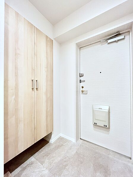 ~Entrance~ 家の中でお客様を迎える最初の場所である玄関は、家の印象そのものです!豊富な玄関収納で、常に綺麗に保つことが出来ます♪玄関にはたっぷり収納の下駄箱を完備!