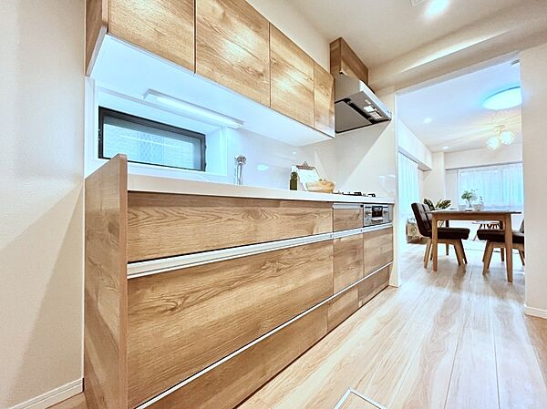～Kitchen～　毎日使う場所だからこそ、使い勝手を考慮しました。ゆったりとしたキッチンコーナーは質感豊かな仕上がりとなっております。広々としたスペースでストレスなくお料理をお楽しみいただけます♪