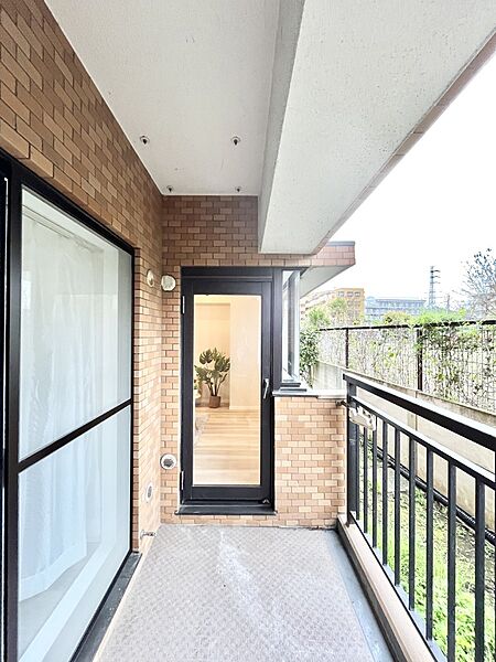 ～Balcony～  バルコニーは温かい陽がさしこみ、お布団や洗濯物を気持ちよく干すことができます。使いやすく開放的なバルコニーです♪陽ざしがたっぷり降り注ぐ、バルコニー付き住まい。