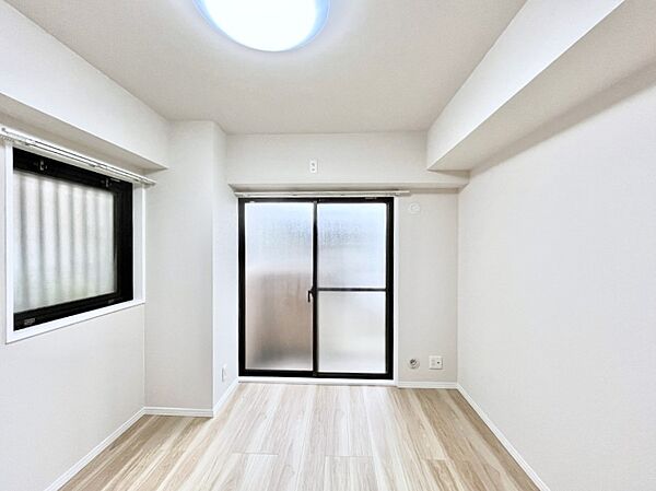 ～Bed Room～　2面採光を確保した明るい室内は、風通しも良く、大変居心地の良い空間となっております。爽やかな風を感じて起きる朝は、快適生活の始まりに！日当たりや通風がとても良い住まい♪