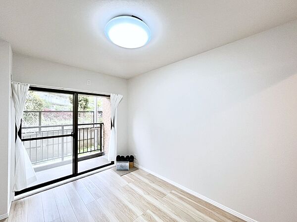 ～Bed Room～　バルコニーからの採光で朝もスッキリ目が覚めそうですね！穏やかな光が差し込む室内には、穏やかな時間が流れます。休日には、落ち着いた空間で自分の趣味を楽しむのはいかがですか。