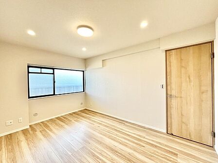 ～Bed Room～　木の温もりがやさしいフローリングは安らぎをもたらすプライベート空間。明るめのフローリングですので、壁紙ともマッチし、お部屋を更に広く見せてくれる効果も。
