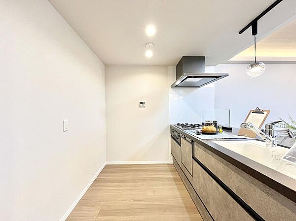 ～Kitchen～　広くて使いやすいキッチンなら家族でいっしょに料理をつくったり、後片付けも手間なくできちゃいます♪収納もたっぷりあるので、いつもすっきりと清潔な印象を保てます。