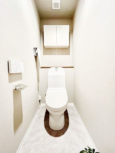 ～Toilet～　綺麗・スッキリ・快適なウォシュレット付トイレでくつろげる空間です。トイレは毎日使わざるを得ないもの。いつも清潔を保ちたいですね。スットク置場として便利な収納棚付き。