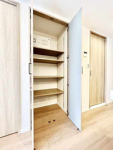 ～Storage～　建物内部の収納には拘りました。LDKに設けた収納。少しでも空いているスペースを収納にすることで、無駄のない空間を演出しております。お荷物が多い方にも安心です。