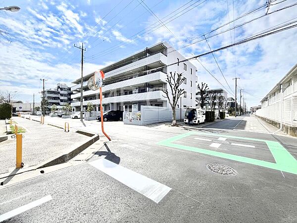 ～Exterior～　閑静な住宅地で子育て家族にピッタリ。毎日のお散歩も快適な緑に恵まれたエリアで、自然に包まれた穏やかな暮らしを実現するための、ゆとりある住環境が整っています。