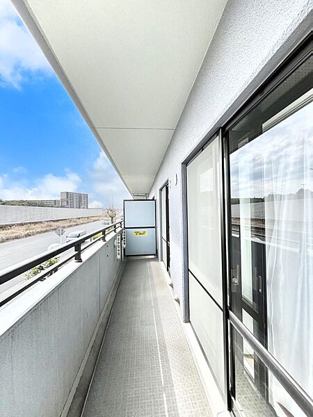 ～Balcony～  バルコニーは温かい陽がさしこみ、お布団や洗濯物を気持ちよく干すことができます。使いやすく開放的なバルコニーです♪陽ざしがたっぷり降り注ぐ、バルコニー付き住まい。