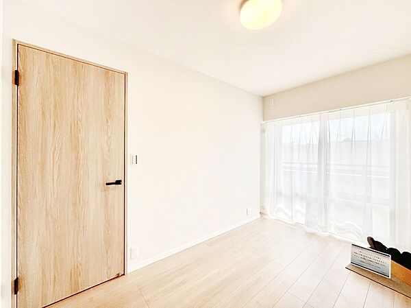 ～Bed Room～　バルコニーからの採光で朝もスッキリ目が覚めそうですね！穏やかな光が差し込む室内には、穏やかな時間が流れます。休日には、落ち着いた空間で自分の趣味を楽しむのはいかがですか。